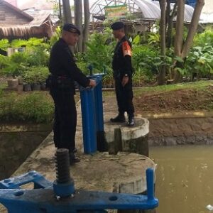 Hujan Deras Mengguyur Personil Siaga SAR Sat Brimob Polda Jabar Cek Ketinggian Air Sungai