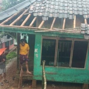 Akibat diguyur hujan deras disertai angin kencang, Rumah milik warga Cirinten rusak