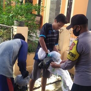Bersama Warga, Polisi di Dawuan Berkeliling Bersihkan Sampah Dilingkungan Pemukiman