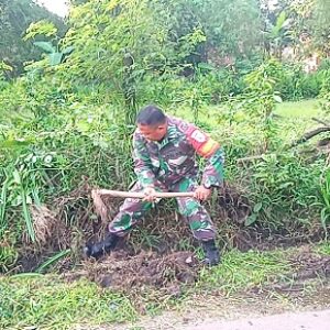 Jalin Komunikasi Sosial, Babinsa Sukorejo Kerja Bhakti Bersama Warga