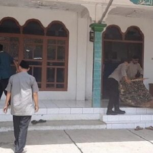 Bersinergi Dengan Jemaah, Babinsa dan Bhabinkamtibmas Desa Cikondang Bersihkan Masjid Al Mubarok