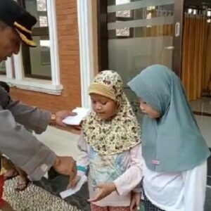 Polisi Bersih-Bersih Masjid Sekaligus Santuni Anak Yatim dan Jompo