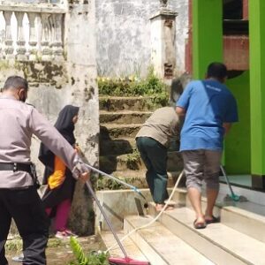 Bersama pengurus dan warga, Bhabinkamtibmas Desa Karangmulya Bersihkan Masjid Al Manar