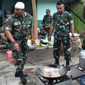Berbagi Takjil Hasil Karya Dapur Umum Kodim 0716/Demak