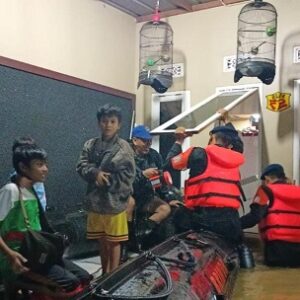 Sat Brimob Polda Jabar melaksanakan evakuasi terhadap masyarakat terdampak banjir