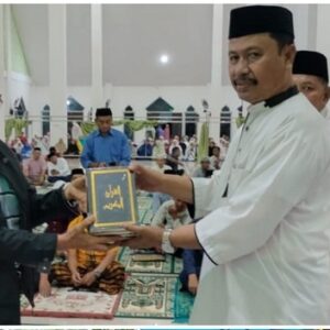 Safari Ramadhan, Wagub Sultra bagikan Alquran dan Sembako pada warga Kulisusu