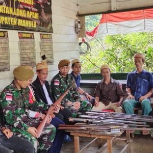 Warga Kampung Long Apari Serahkan 11 Pucuk Senjata Api Ilegal ke Satgas Pamtas Rl-Malaysia Yonarmed 5/Pancagiri