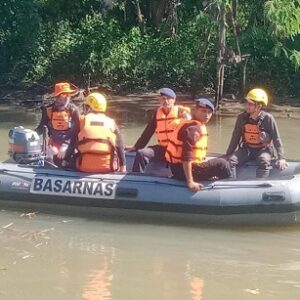 Terima Laporan Korban Tenggelam, Sat Brimob Polda Jabar Kerahkan Personel Cari Korban Tenggelam di Sungai Pekik Cirebon