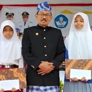 Raih prestasi di kancah Nasional, Ridwan Zakariah beri penghargaan pada Dua siswi Buton Utara