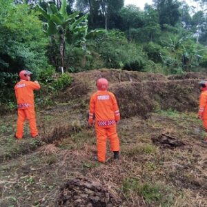 Patroli Sar Sat Brimob Polda Jabar Cek Tebing Rawan Longsor Wilayah Desa Cireyod Lembang di Musim Penghujan