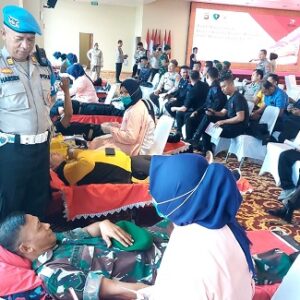 Sinergitas TNI Polri melalui donor darah bersama Hut Bhayangkara ke-77