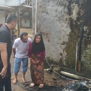 Gerak cepat, Jajaran Polsek Labuan Terjun ke TKP dan berikan bantuan korban Kebakaran Rumah Kp Kalang Sari Labuan