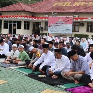 Polres Sukabumi gelar Shalat Idul Adha di Halaman Mako Polres