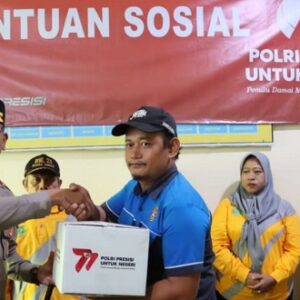 Polres Pelabuhan Tanjung Priok salurkan pendistribusian paket sembako dari Kapolri kepada warga Muara Angke