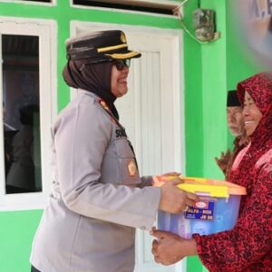 Bahagianya Pak Caswan, Rumah Reotnya Dibedah Polisi