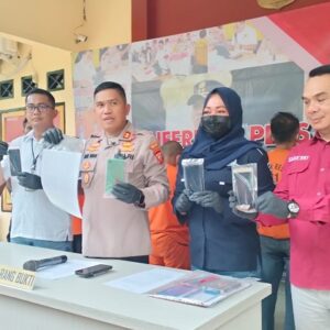 Kapolres Sukabumi didampingi Kasat Reskrim beserta Kanit PPA gelar pres rilis hasil ungkap kasus TPPO