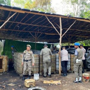 Kabag Ops Polres Ogan Ilir pimpin team gabungan penertiban dan pembongkaran gudang BBM