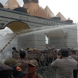 Aksi Tolak UU Ciptaker di Depan DPRD Lampung Berujung Ricuh