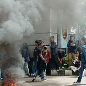 Massa Aksi Bakar Ban di Pintu Gerbang DPRD Lampung