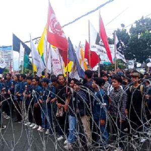 Ribuan Mahasiswa Geruduk Kantor DPRD Lampung Tolak UU Ciptaker