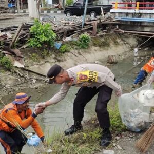 Peduli Lingkungan, Polsek Kuala bersihkan sampah di wilayah hukumnya