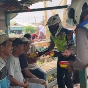 Semarak Jumat Berkah Dari Polisi, Bagikan Nasi Kotak