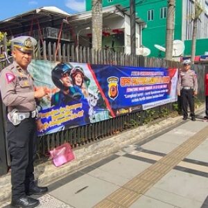 Tingkatkan Disiplin Berlalu Lintas, Polisi Sebar Spanduk dan Brosur Imbauan Dalam Ops Patuh Lodaya 2023
