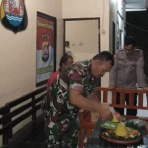 Wujud Sinergitas TNI-Polri, Babinsa Cirinten Berikan Surprise HUT ke-77 Bhayangkara