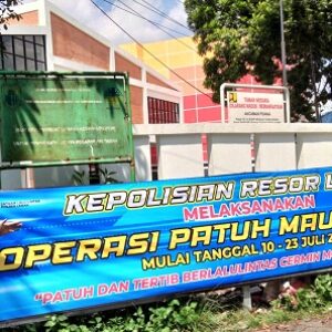 Sosialisasikan Ops Patuh Maung 2023, Sat Lantas Polres Lebak Lakukan Pemasangan Spanduk