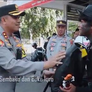 Dalam Rangka Hari Bhayangkara ke-77 Kapolres Sukabumi Salurkan Bantuan kepada Anak Punk di Alun-Alun Palabuhanratu