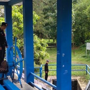 Langsung Turun Kelapangan, Tim SAR Sat Brimob Polda Jabar Cek Pintu Saluran Air di Cirebon