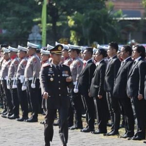 Upacara Hari Bhayangkara Ke-77, Kapolres Pasuruan Berikan Penghargaan Kepada Anggota Berprestasi