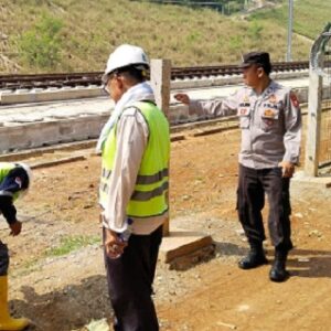 Antisipasi Tindak Pidana Pencurian, Personel Polda Jabar Patroli di Sekitar Jalur Kereta Cepat