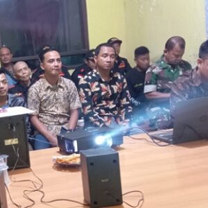 Bersama berbagai lapisan masyarakat, Jajaran Polsek Maja Polres Lebak Polda Banten nonton Wayang Kulit