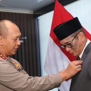 Jadi Kabupaten zero conflict, Kapolda Sumsel sematkan Pin Emas pada Bupati Penukal Abab Lematang Ilir