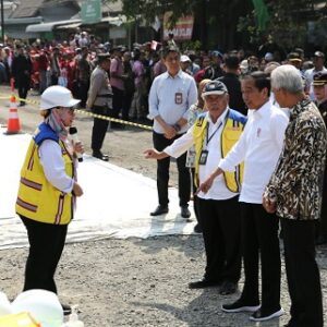 Menteri Basuki Dampingi Presiden Jokowi Tinjau Penanganan Jalan Daerah di Kabupaten Sragen