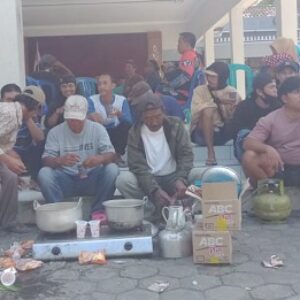 Ratusan warga duduki Kantor Desa Rejoagung tuntut Kades Shon Haji diberhentikan dari jabatannya