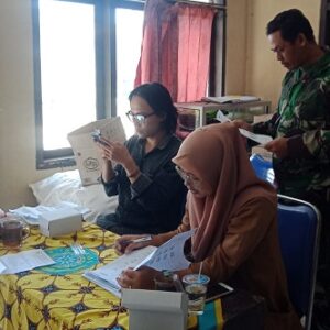 Cegah Stunting, Babinsa Koramil 04/Bawang Kodim 0736/Batang Dampingi Penyaluran Bantuan Pangan