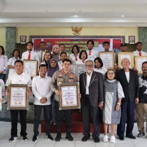 Kapolres Toba dan jajaran terima Piagam Penghargaan dari Ketua Komnas Perlindungan Anak