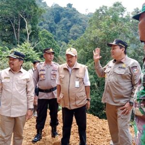 Ketua DPRD Kab. Sarolangun tinjau lokasi bencana longsor di Kecamatan Batang Asai