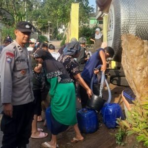 Kapolsek Bayongbong Polres Garut Polda Jabar Salurkan Bantuan Air Bersih 