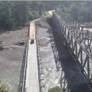 Masyarakat Malteng dan SBT syukuri Jembatan Wae Kawanua sudah bisa diakses kembali