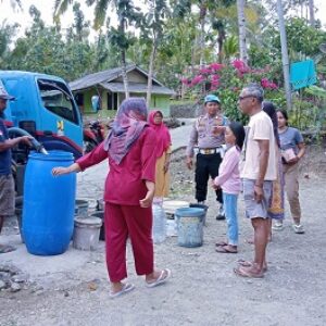 Personel Polsek Banjarsari Polres Ciamis Polda Jabar amankan distribusi bantuan Air Bersih
