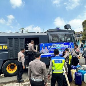Jelang Hari Lalu Lintas Bhayangkara ke-68, Satlantas Polres Pasuruan salurkan air bersih pada Masyarakat