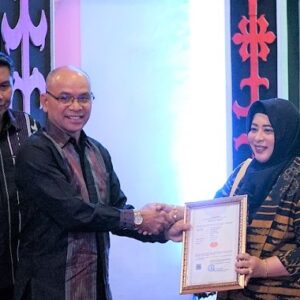 Meriahkan HUT ke-448 Kota Ambon, Kemenkumham Maluku Serahkan 30 Serifikat Merek UMKM Binaan Dinkopukm Kota Ambon
