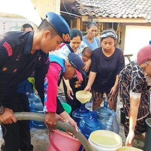 Sat Brimob Polda Jabar Salurkan Bantuan Air Bersih Pada Masyarakat