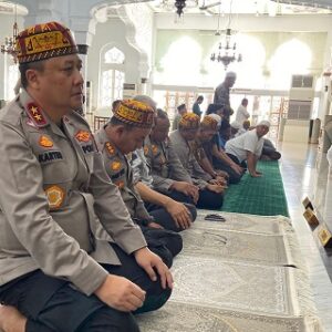 Awali Tugas Kapolda Aceh Tunaikan Sholat Ashar di Masjid Raya Baiturrahman