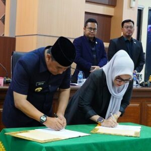 Penandatanganan persetujuan bersama DPRD dan Gubernur Sulsel atas Ranperda Pajak dan Retribusi Daerah