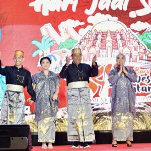 Pj Gubernur didampingi Pj Ketua TP PKK Sulsel buka Fashion Show HUT ke 354 Sulsel
