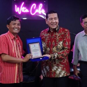 Suasana akrab Pemkab Toba dengan Lansia HKBP Petukangan Jakarta Selatan